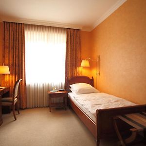 Zimmer mit Kingsize-Bett