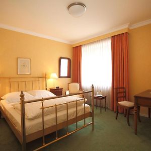 Zimmer mit Kingsize-Bett